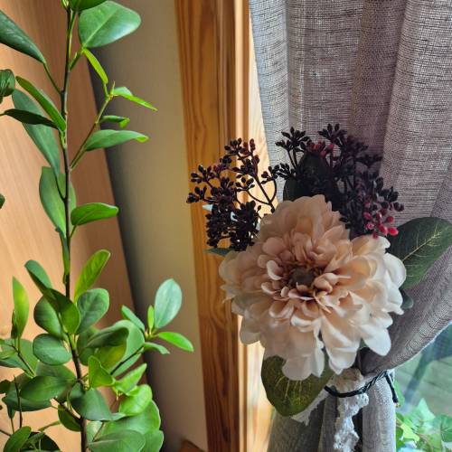 Blommor sittandes i gardin samt grön växt