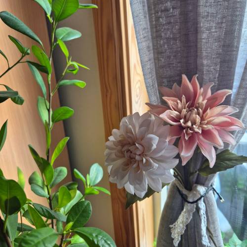 Blommor sittandes i gardin samt grön växt